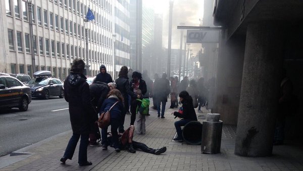 
Một người dân bị thương, khói bốc lên sau vụ nổ tại trạm tàu điện ngầm Maalbeek. Ảnh: Twitter

