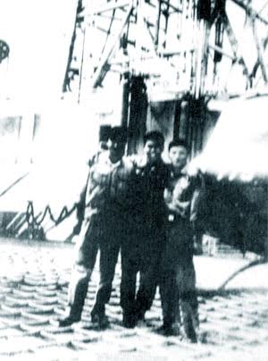 
Tấm ảnh hiếm hoi của Tổ bay UH-1 số 779 do lái chính Nguyễn Xuân Trường điều khiển bay ra tàu khoan Dan Queen Xuân 1979.

