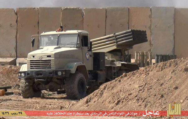 
1 xe phóng BM-21U Grad của Quân đội Iraq bị tổ chức khủng bố IS chiếm giữ tại thành phố Ramadi vào năm 2015.
