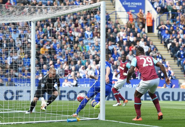 Nhưng West Ham chứng minh mình không phải đối thủ dễ chơi. Ngay nhưng phút đầu tiên, bóng đá có lần đập tới 2 cột dọc Leicester sau một tình huống dứt điểm của đội khách.