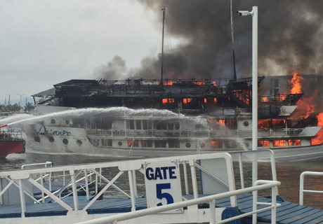
Chiếc tàu bốc cháy dữ dội khiến du khách vô cùng hoảng loạn. (Ảnh: Tin nóng Quảng Ninh)
