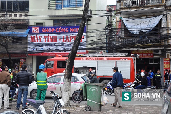 
Lực lượng Cảnh sát PCCC Công an quận Đống Đa huy động 2 xe cứu hỏa cùng hàng chục chiến sỹ đến dập lửa.
