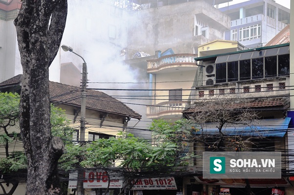 
Cột khói bốc cao từ một căn nhà nằm sâu trong ngõ 1010 đường Láng.
