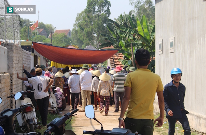 
Rất đông người dân đến tiễn đưa 2 vợ chồng ông Ngữ về nơi an nghỉ cuối cùng vào chiều 2/5.
