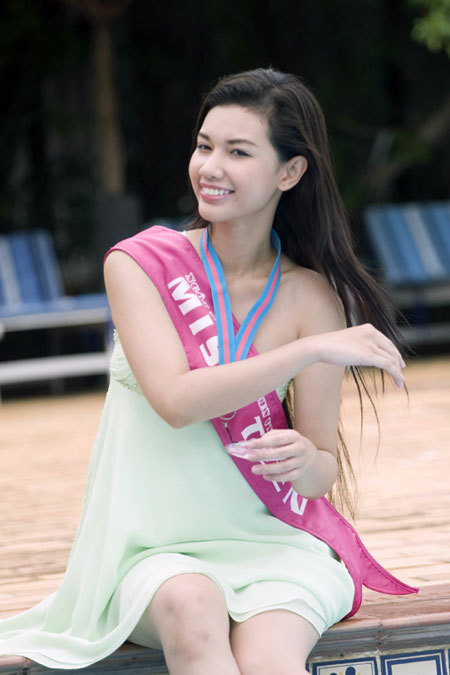 
Ba năm sau đó, Quỳnh Chi tiếp tục thử sức với Miss teen. Ở thời điểm này, cô sở hữu thân hình nhỏ nhắn, làn da ngăm đen của mấy năm về trước dần sáng theo thời gian.
