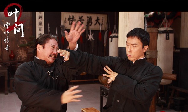 Diệp Vấn (phải) do Chung Tử Đơn hóa thân trên phim.