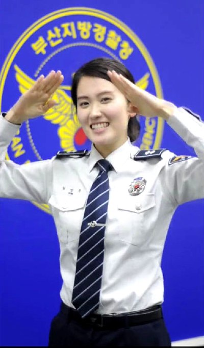 
Nữ cảnh sát Jang Min Seok xinh đẹp trong clip nhảy Yomi.
