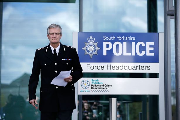 
Cảnh sát trưởng David Crompton thay mặt cho cảnh sát Nam Yorkshire xin lỗi gia đình các nạn nhân.
