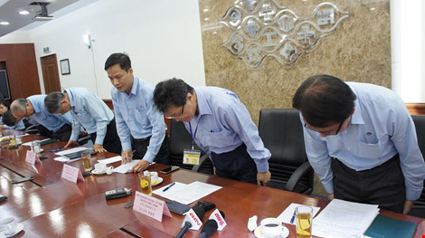 
Ban lãnh đạo công ty Formosa cúi đầu xin lỗi.Ảnh: Pháp luật TPHCM
