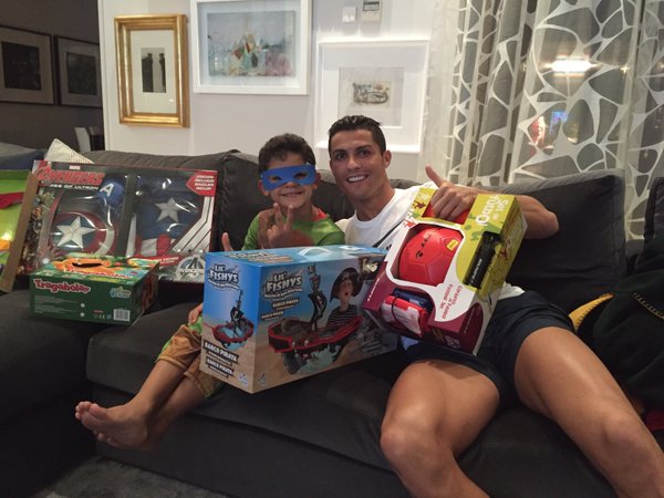 Ronaldo tặng quà cho con trai.