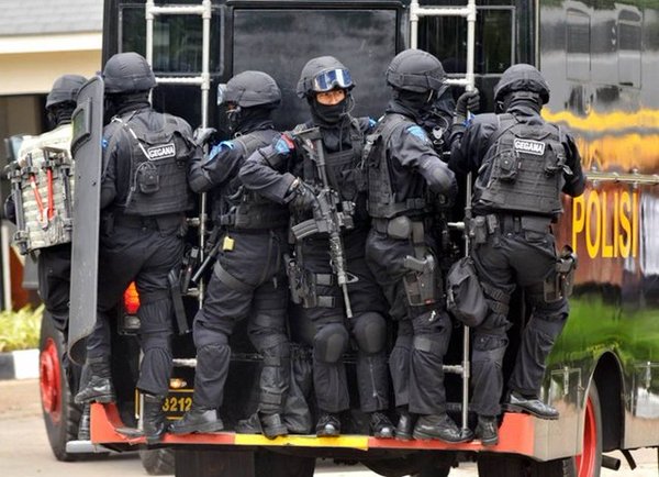 
Lực lượng đặc nhiệm chống khủng bố Indonesia tới hiện trường. Ảnh: AFP
