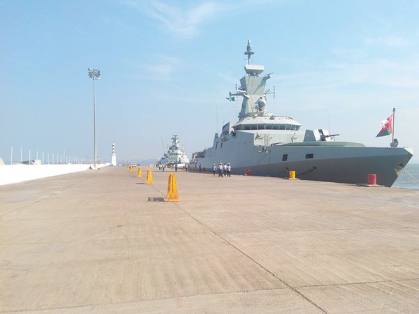 
Tàu hộ tống Al Shamikh (trước) và tàu tuần tra Al Seeb (sau) của Hải quân Hoàng gia Oman tham gia IFR 2016.
