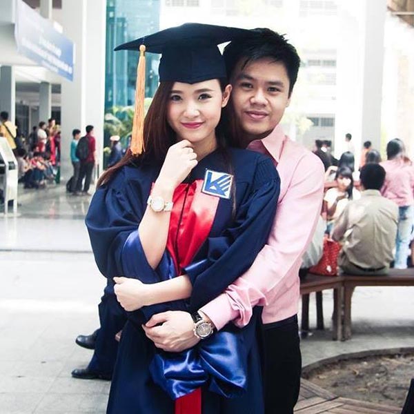 Khoảnh khắc Phan Thành ôm chầm bạn gái trong vòng tay trong lễ tốt nghiệp của Midu.