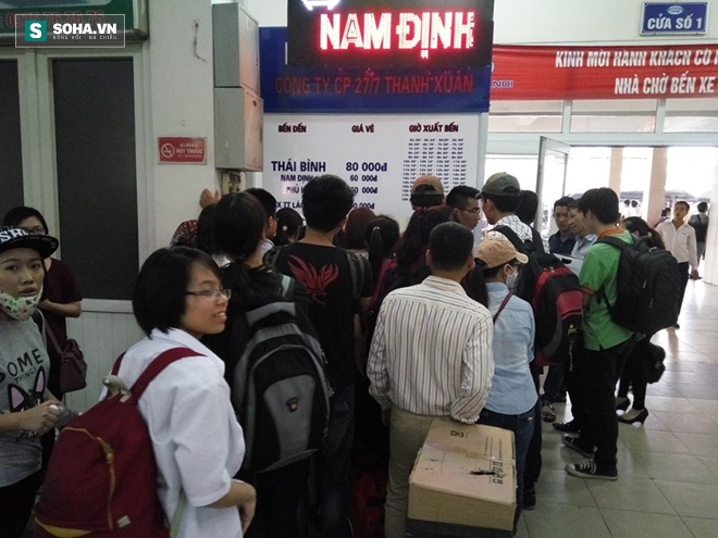 
Rất ít khi hành khách mua vé tại các tuyến đường ngắn như Thái Bình, Hà Nội... nhưng hôm nay đã có rất nhiều người xếp hàng để đợi mua vé.
