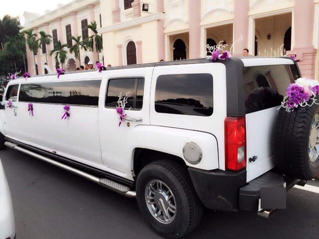 
Xe rước dâu Limousine Hummer.
