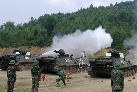 
Pháo tự hành ASU-85 bắn đạn nước kiểm tra kỹ thuật. Ảnh: Quân đội nhân dân.
