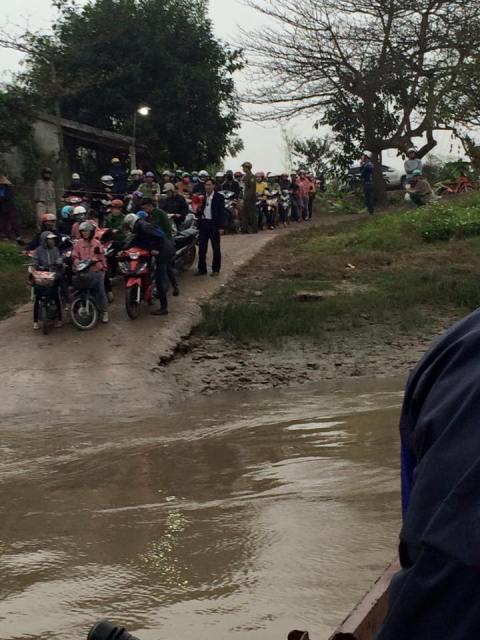 
Người dân đang xếp hàng để đi đò vượt sông An Thái trong những ngày cầu An Thái bị cấm lưu thông (ảnh Vietnamnet.vn)

