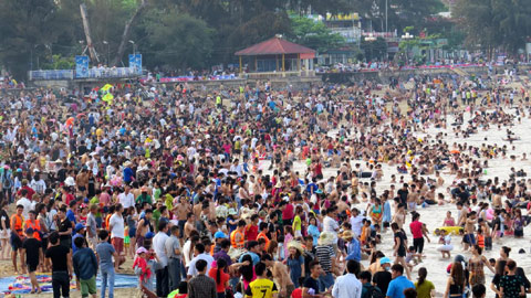 
Không phải rác nhưng hình ảnh người ken đặc như rổ cá khổng lồ ở bãi biển Đồ Sơn, Sầm Sơn dịp 30/4 vừa qua khiến nhiều người không khỏi rùng mình. Ảnh: Vietnamnet.
