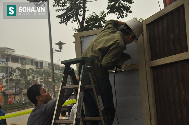 
Người dân tiến hành sửa chữa, gia cố lại những cảnh cửa, cổng sắt bị hư hỏng.
