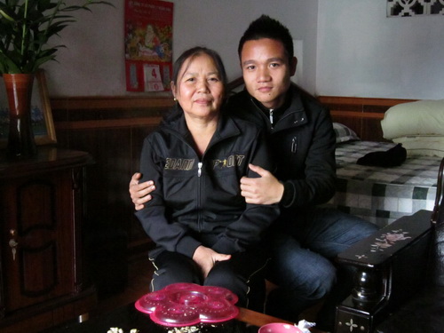 Sau khi thoát khỏi bầu Kiên và lần đầu tiên được hưởng phí lót tay trong đời cầu thủ, Thanh Trung đã xây cho mẹ căn nhà mới khang trang tại thành phố Hà Tĩnh.