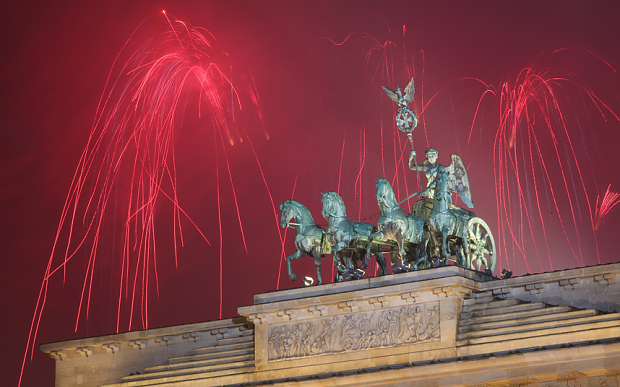 
Pháo hoa trên bầu trời Cổng Brandenburg, Đức. Ảnh: Getty
