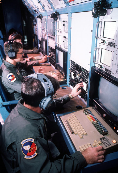 
Phòng làm việc của các thành viên điều khiển và sử dụng những thiết bị tác chiến điện tử
