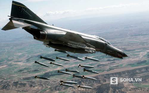 Máy bay F-4 Phantom của Mỹ thả bom