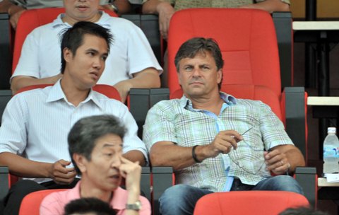 HLV Falko Goetz và anh Phạm Trường Minh trên khán đài theo dõi một trận đấu ở V-League.