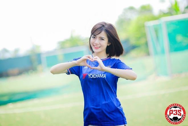 Hình ảnh Tú Linh mặc áo Chelsea gây tranh cãi.