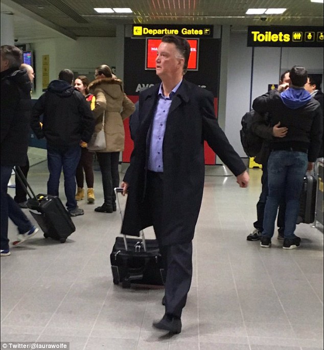 
Bất chấp Man United đang khó khăn, Van Gaal bỏ về Hà Lan nghỉ ngơi.
