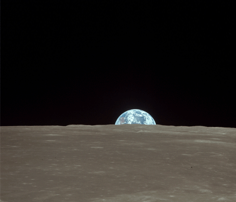 
Hình ảnh chuyển động cho thấy Trái Đất đang mọc lên cao như Mặt Trăng.
