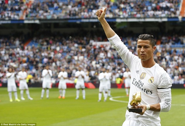 
Ronaldo khoe danh hiệu Chiếc giày vàng.
