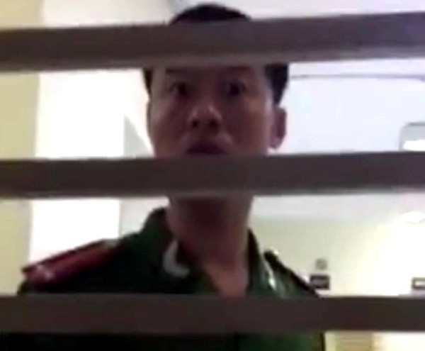 Trung úy Nguyễn Văn Bắc và màn tranh cãi với chị Tú A. (ảnh cắt từ clip của chị Tú A.)