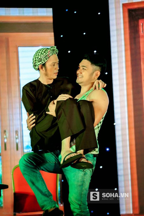 Danh hài Hoài Linh trong một vở diễn trên sân khấu Nụ Cười Mới.