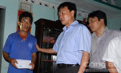 
Chủ tịch UBND tỉnh Quảng Ngãi thăm gia đình một nạn nhân. Ảnh: Công an TP HCM.
