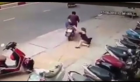 Hình ảnh cắt từ clip ghi lại cảnh cô gái bị cướp