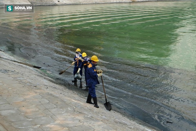 
Nước hồ Ngọc Khánh có màu xanh và bốc mùi hôi thối rất khó chịu từ hơn 1 tháng nay.
