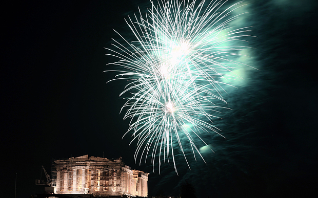 
Pháo hoa trên bầu trời đền Panthenon, thủ đô Athens, Hy Lạp. Ảnh: AFP
