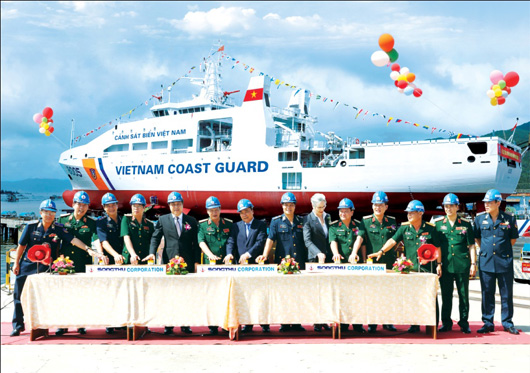 
Phó Thủ tướng Chính phủ Nguyễn Xuân Phúc cùng Thủ trưởng BQP và các đại biểu bấm nút hạ thủy tàu đa năng lớp DN-2000 số hiệu CSB 8005 tại Tổng Công ty Sông Thu.
