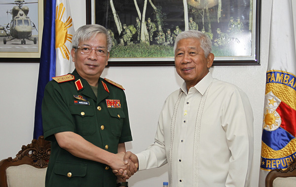 
Ngài Voltair Gazmin, Bộ trưởng Bộ Quốc phòng Phi-líp-pin tiếp Thứ trưởng Nguyễn Chí Vịnh.
