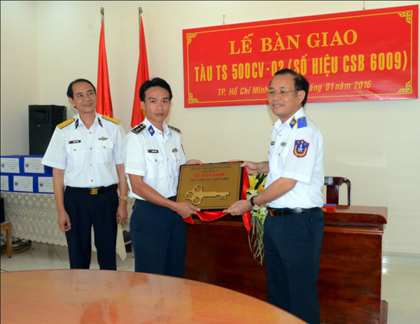 
Thiếu tướng Phan Thanh Minh - Phó Tư lệnh Cảnh sát biển trao chìa khóa tượng trưng cho thuyền trưởng Tàu CSB 6009.
