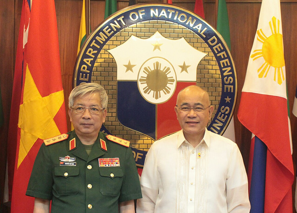 
Thứ trưởng Nguyễn Chí Vịnh và Thứ trưởng Honorio S. Azcueta.
