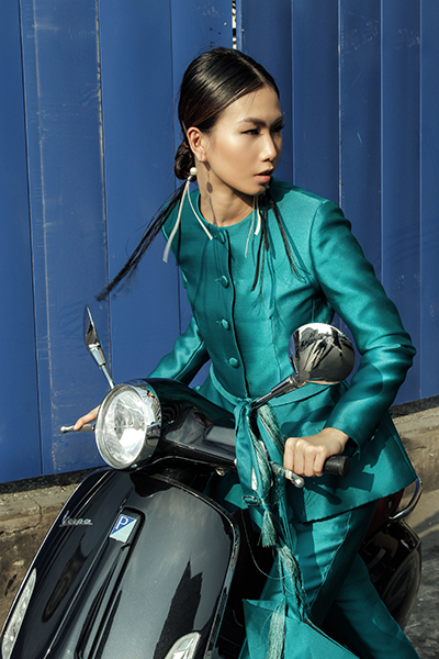 
Bộ ảnh thời trang Vespa và bộ sư tập “Candic Chic” của NTK Anna Võ.
