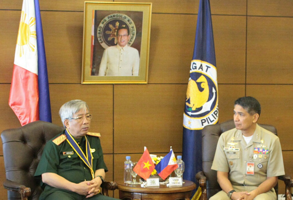 
Thượng tướng Nguyễn Chí Vịnh thăm Bộ Tư lệnh Hải quân Phi-líp-pin.
