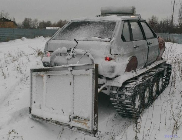 
Chiếc xe này có thể sử dụng để cào tuyết, giải phóng các con đường cho người dân đi lại.

