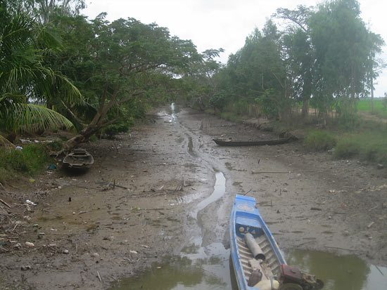 Một hình ảnh kênh rạch trơ đáy, ghe thuyền nằm im bất động khác tại Sóc Trăng. Ảnh: Sài Gòn giải phóng