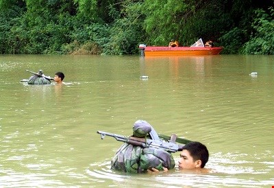 
Bộ đội Việt Nam huấn luyện vượt sông
