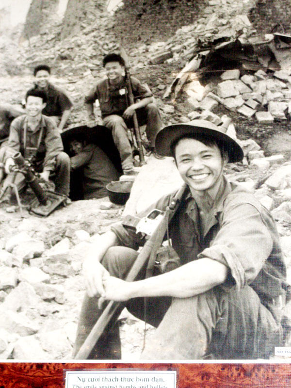 
Nụ cười thách thức bom đạn tại Thành cổ Quảng Trị 1972.

