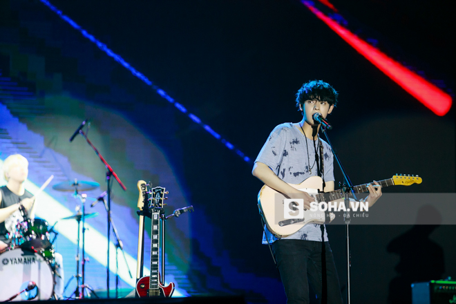 
Jung Joon Young - anh chàng điển trai của show truyền hình Hàn Quốc 2 Ngày 1 đêm và We Got Married là khách mời được khán giả chờ đón nhất. Anh hát mở màn chương trình cùng nhóm nhạc của mình.
