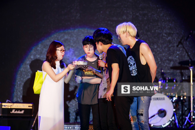 
Jung Joon Young và các bạn được fan tặng bánh kem. Cả nhóm rất thích thú và lập tức thổi nến ngay trên sân khấu.
